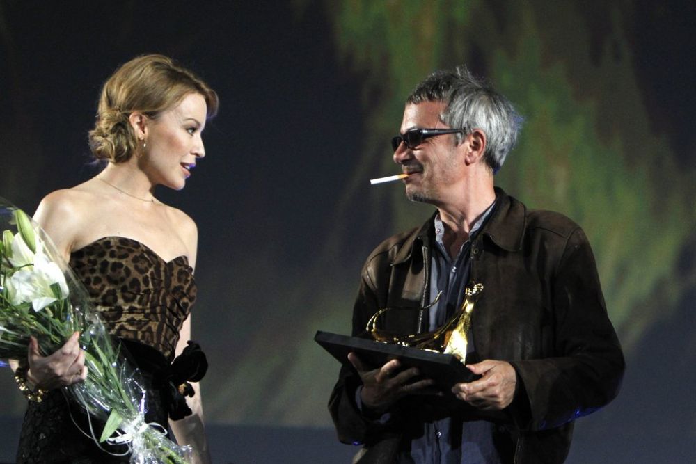 Leos Carax, réalisateur, reçoit son prix en présence de Kylie Minogue, chanteuse, au Festival de Locarno.