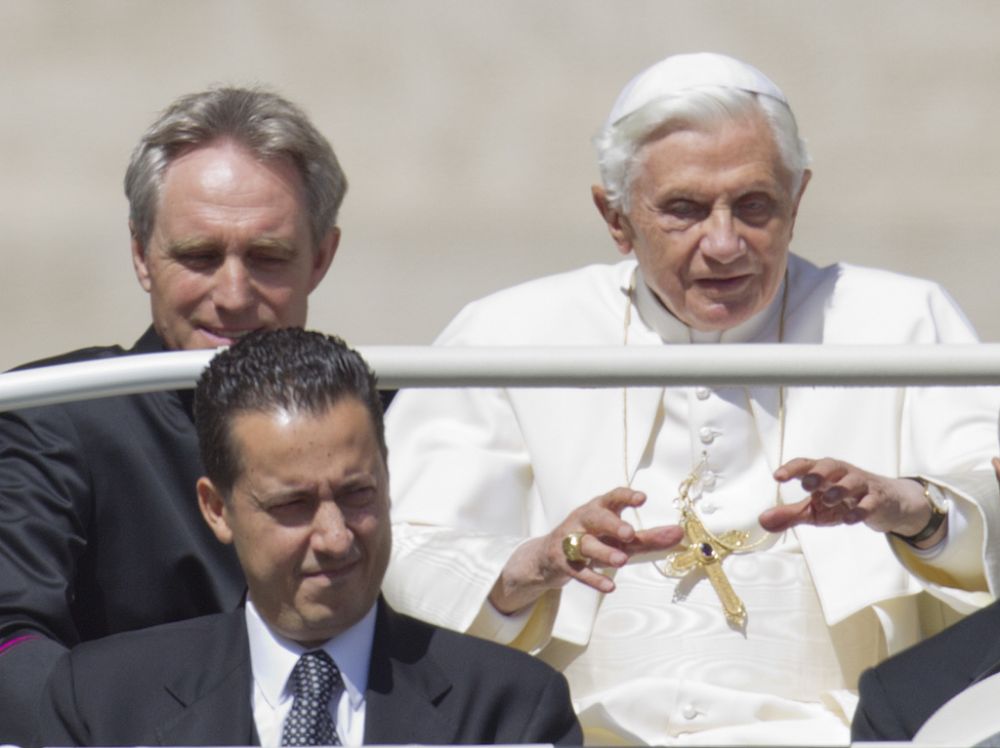Paolo Gabriele (devant, à gauche), majordome du pape Benoit XVI, a été arrêté le 23 mai dernier pour fuites de documents confidentiels.