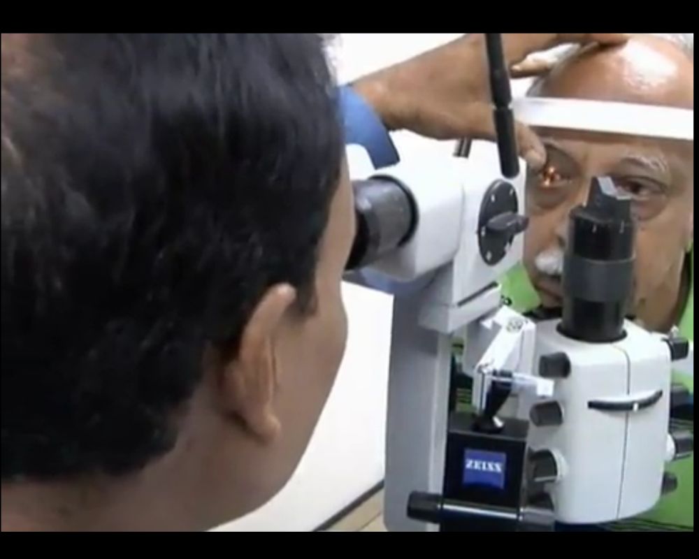 Le Dr V. Seetharaman de l'hôpital Fortis de Bombay a été effrayé en voyant le ver dans l'il de son patient et a décidé de l'opérer en urgence avant que le parasite ne le rende aveugle.