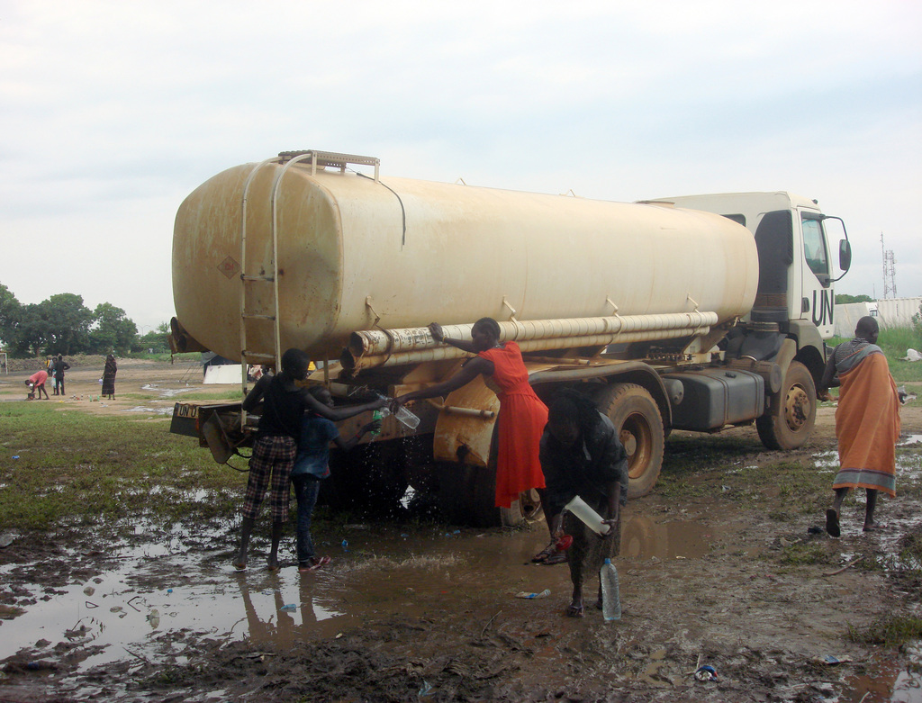 Face aux pénuries, des villageois erraient en quête d'eau potable.