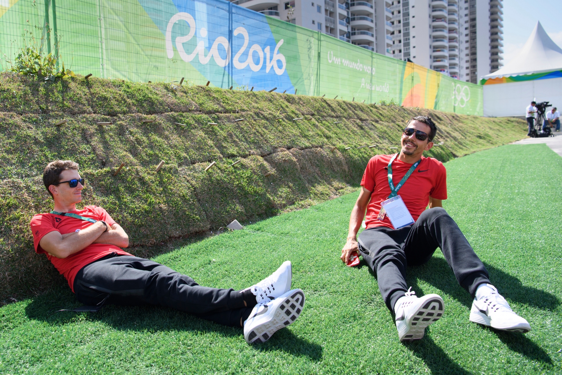Sebastien Reichenbach, left, and Steve Morabito, right, cyclists of Switzerland, relax during the welcome ceremony of the Team Switzerland in the Olympic Media Village in Rio de Janeiro, Brazil, prior to the Rio 2016 Olympic Summer Games, pictured on Tuesday, August 2, 2016. (KEYSTONE/Laurent Gillieron)d OLYMPIA RIO 2016 TEAM SCHWEIZ