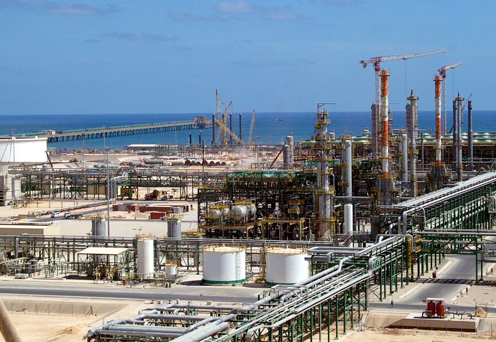 An undated but recent handout picture showing the new Eni (The Italian oil and gas company)  gas compression plant settled on the shore of Mellitah, Libya. The Mellitah plant is part of a new gas pipleine which will connect Libya to the Italian island of Sicily and will be inaugurated by Libyan leader Moammar Ghadafi and Italian Premier Silvio Berlusconi, Thursday, Oct. 7, 2004. (KEYSTONE/AP Photo/Eni Press office)   ===  === === HANDOUT, NO SALES ===  LIBYEN ITALIEN OEL PLATTFORM