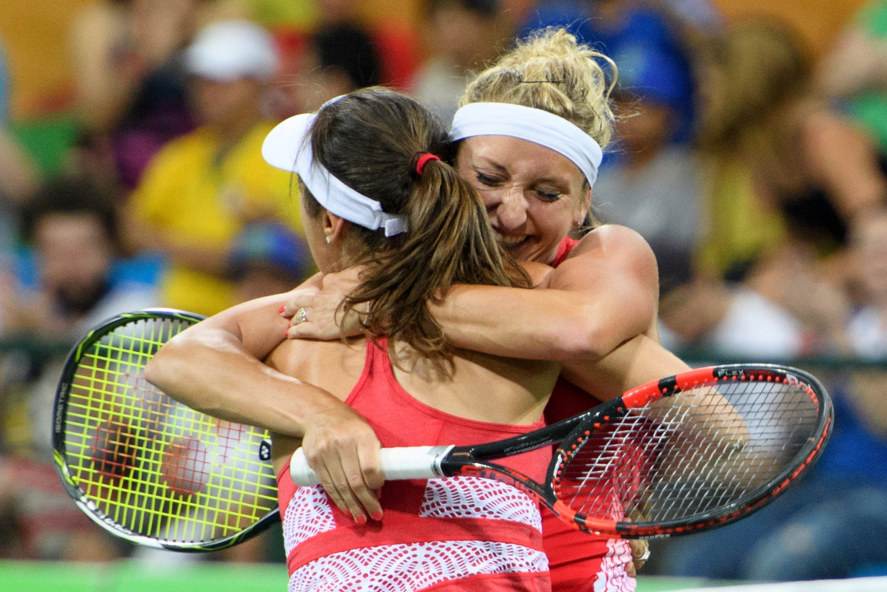 Timea Bacsinszky, right, and Martina Hingis, left, of Switzerland celebrate the victory after the womenøs first round doubles match against Daria Gavrilova and Samantha Stosur from Australia at the Olympic Tennis Center in Rio de Janeiro, Brazil, at the Rio 2016 Olympic Summer Games, pictured on Saturday, August 06, 2016. (KEYSTONE/Laurent Gillieron) BRAZIL RIO OLYMPICS 2016 TENNIS DOUBLE