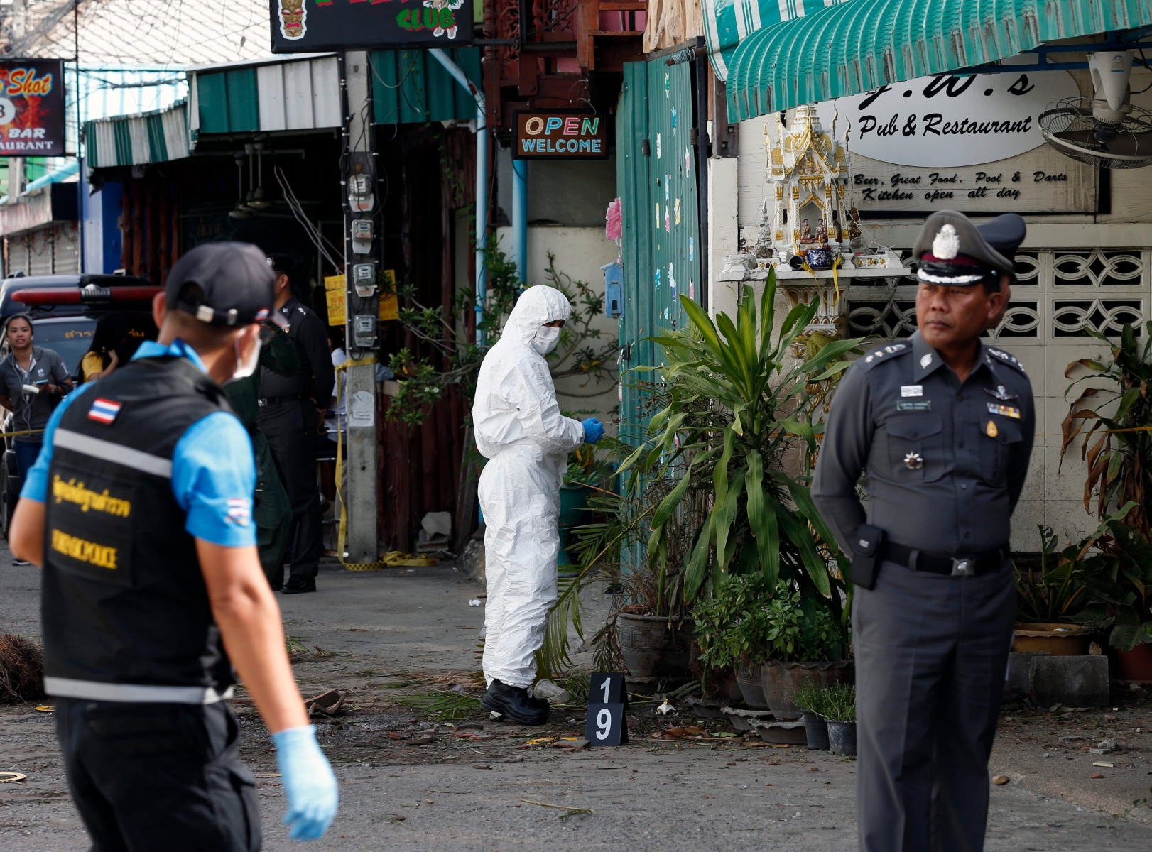 epa05476223 Thai forensic police officers inspect a scene, where a bomb exploded on late 11 August, at a popular tourist area in Hua Hin, Thailand, 12 August 2016. A series of bomb attacks in the resort city of Hua Hin killed at least two people and injured more than 20 people including foreign tourists.  EPA/RUNGROJ YONGRIT THAILAND BOMB ATTACKS