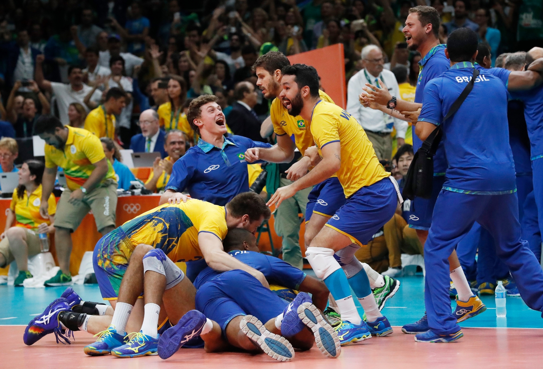 epa05505351 The Brazilian team celebrates after winning the men's Volleyball final between Brazil and Italy of the Rio 2016 Olympic Games at Maracanazinho indoor arena in Rio de Janeiro, Brazil, 21 August 2016.  EPA/JAVIER ETXEZARRETA BRAZIL RIO 2016 OLYMPIC GAMES