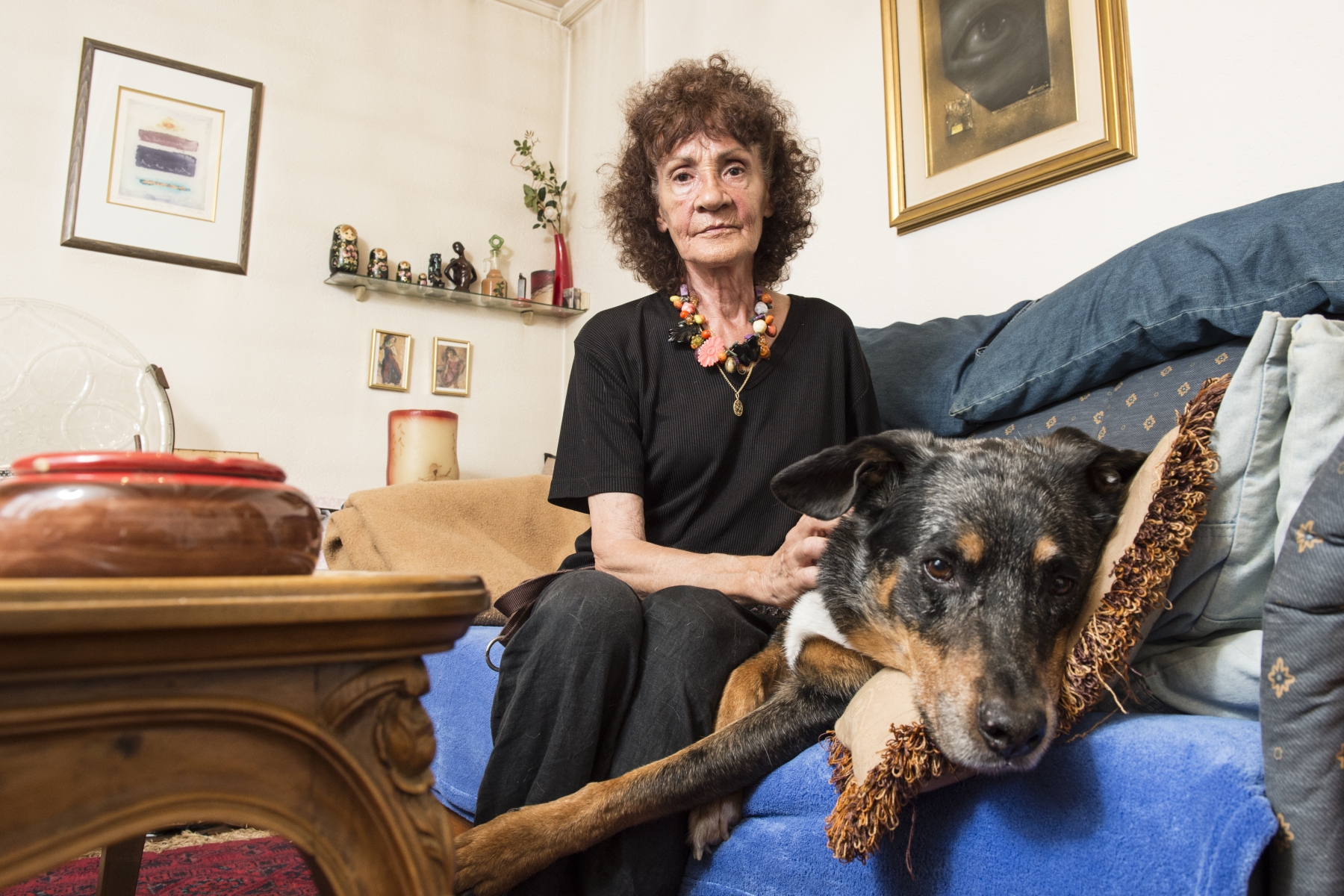 Josette Sandell Udry et son chien Cristo. "Grâce à lui, je ne reste pas cloîtrée chez moi", souligne-t-elle.