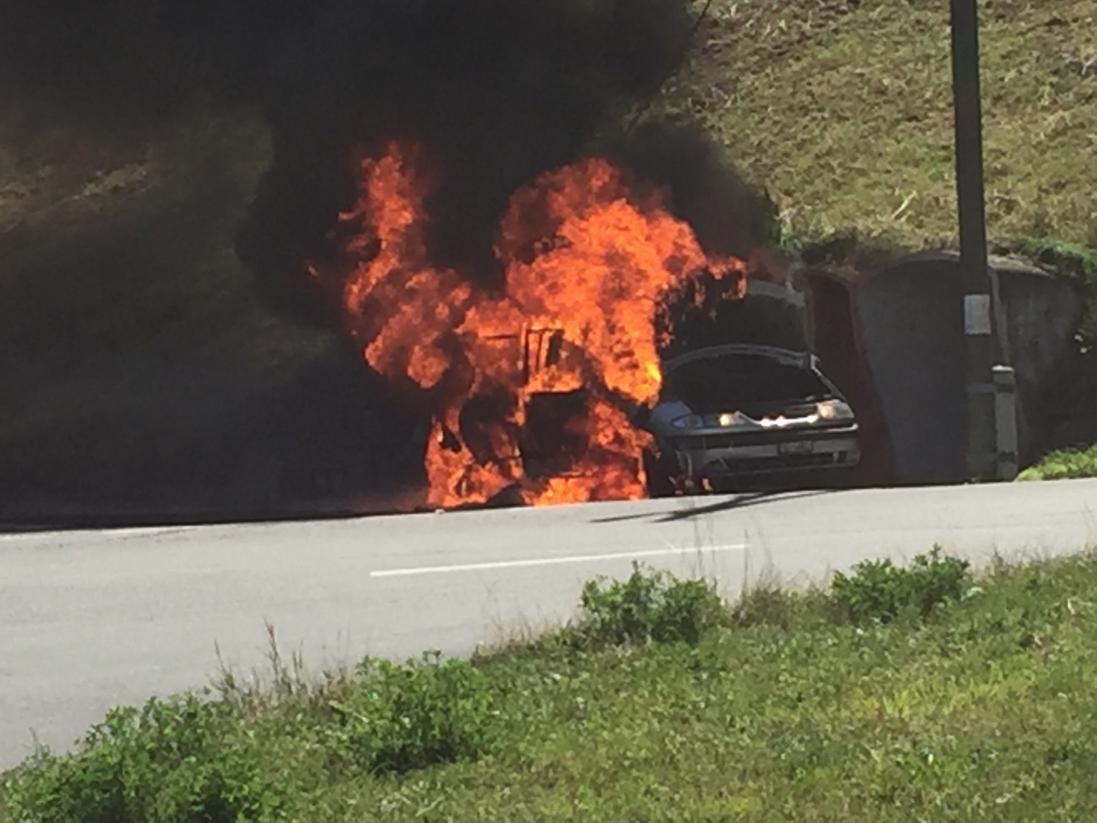 Le véhicule a pris feu peu après 13 heures.