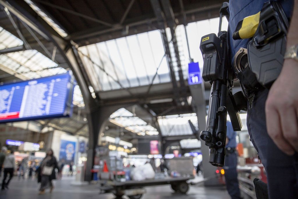 Si les membres des polices cantonales sont équipés d'armes automatiques, ce n'est pas le cas de leurs collègues de la "ferroviaire".