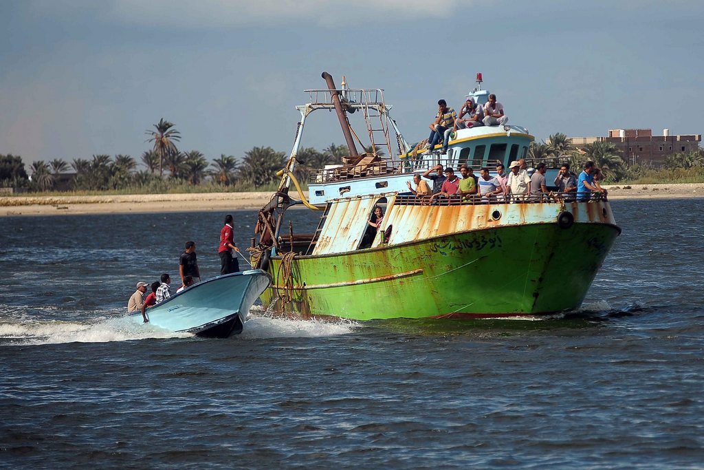 Les autorités égyptiennes ont renfloué mardi le bateau de migrants ayant fait naufrage la semaine dernière en Méditerranée au large des côtes égyptiennes.