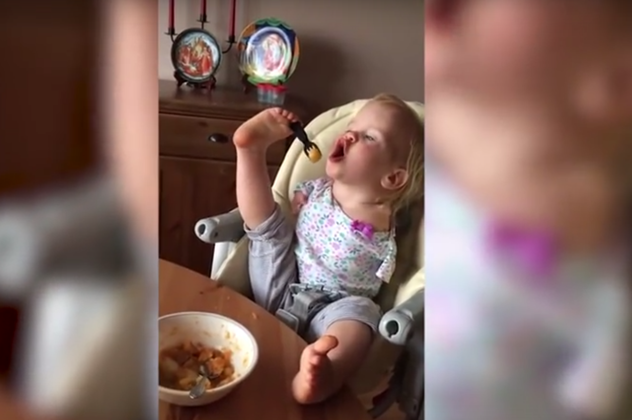 Le fillette a trouvé le moyen de se nourrir seule malgré son handicap.