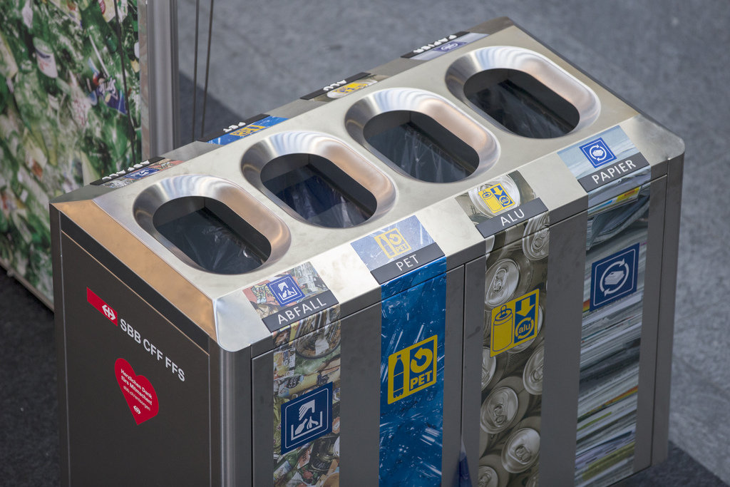 Les nouvelles stations de recyclage dans les gares de Sion, Brigue et Viège.