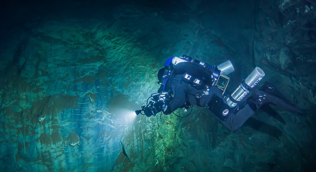 Les prospections de la Hranicka Propast ont commencé en 1963. En 1995, un robot y a atteint une profondeur de 205 mètres.