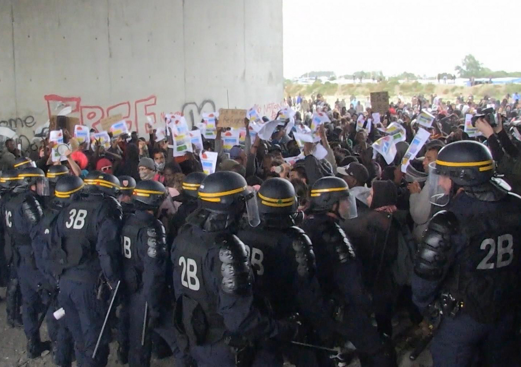 Des heurts violents ont opposé samedi pendant trois heures à Calais, dans le nord de la France, la police à des manifestants.