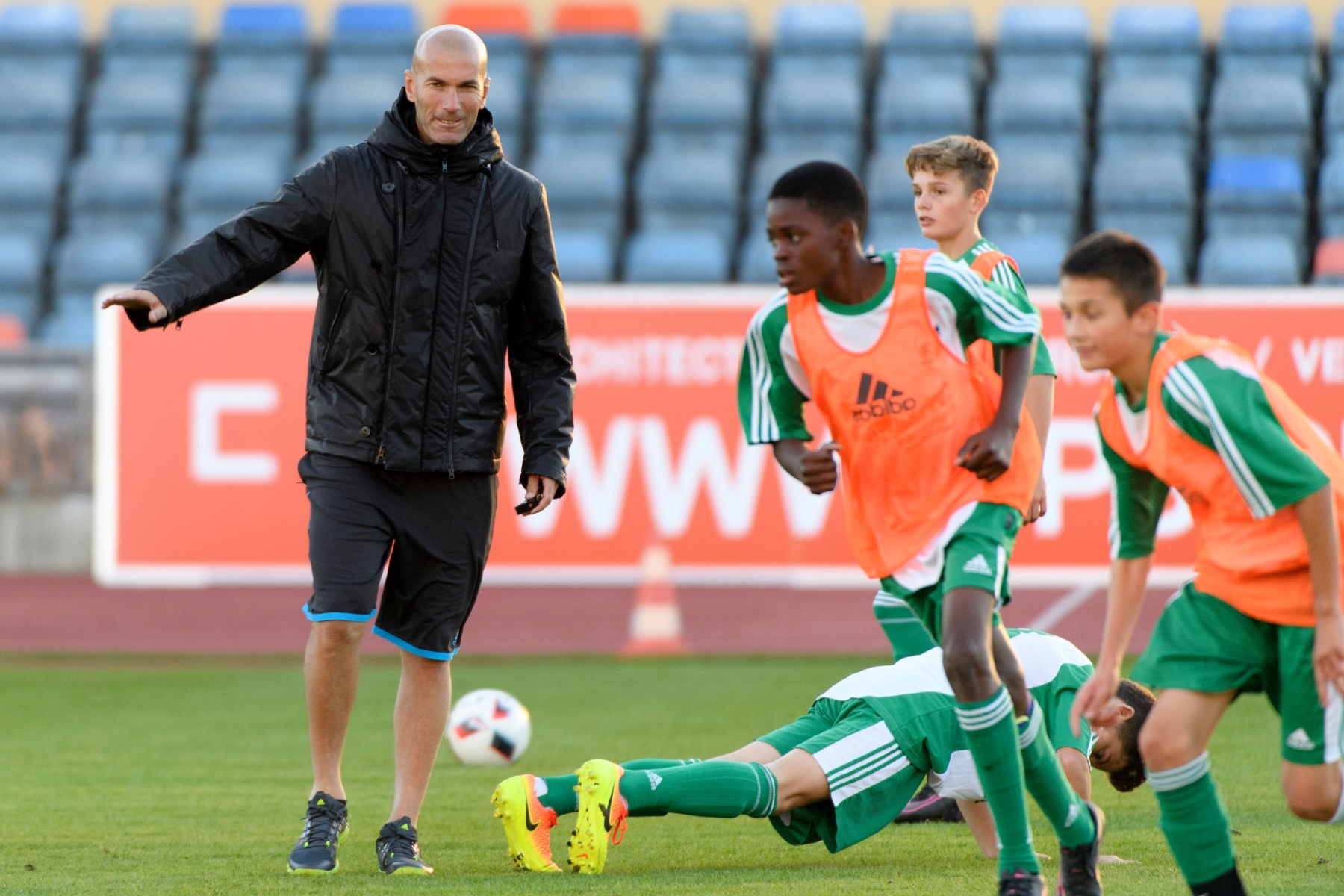 Real Madrid's head coach Zinedine Zidane of France during a training session with young soccer players in the Stade Olympique de la Pontaise in Lausanne, Switzerland, Monday, October 3, 2016. Zinedine Zidane is in Lausanne for the soccer association "Passion Foot"  to train young soccer players from the canton of Vaud in cooperation with the Swiss football club FC Lausanne-Sport. (KEYSTONE/Laurent Gillieron) SWITZERLAND SOCCER REAL MADRID ZIDANE