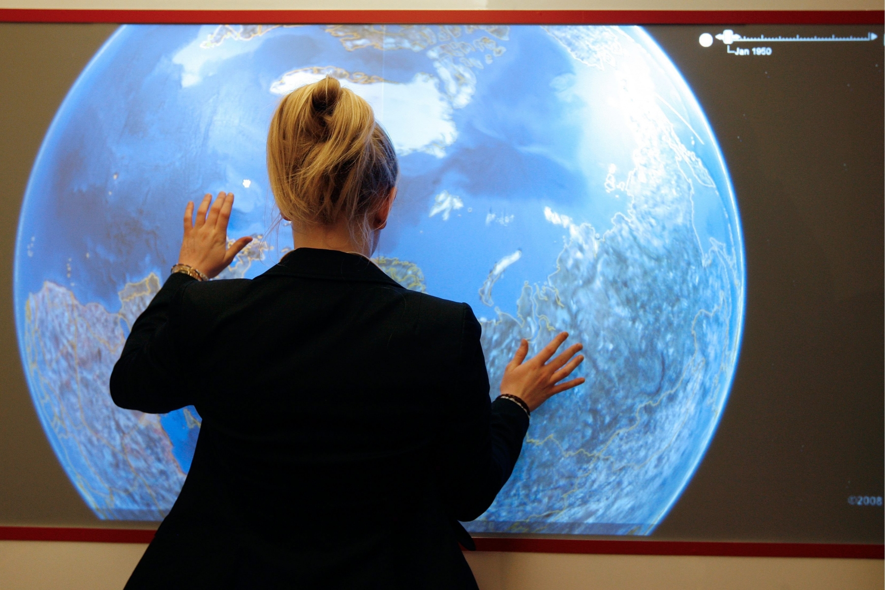 A woman touches the world on a huge Google-Earth screen during the Annual Meeting of the World Economic Forum, WEF, in Davos, Switzerland, Friday, January 30, 2009. The overarching theme of the World Economic Forum, WEF, annual meeting which will take place from 28 January to 1st February, is 'Shaping the Post-Crisis World'. (KEYSTONE/Alessandro Della Bella)







 SWITZERLAND WORLD ECONOMIC FORUM