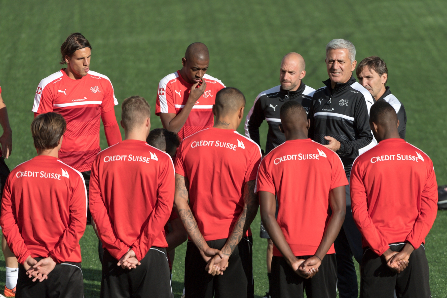 Vladimir Petkovic, back right, head coach of Switzerland's national soccer team, during a training session in the Estadi Nacional in Andorra La Vella, Andorra, on Sunday, October 9, 2016. Switzerland is scheduled to play a 2018 Fifa World Cup Russia group B qualification soccer match against Andorra on Monday, October 10, 2016. (KEYSTONE/Georgios Kefalas) FUSSBALL WM 2018 QUALIFIKATION TEAM SCHWEIZ TRAINING