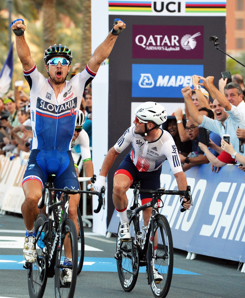 epa05587882 Slovakian rider Peter Sagan (L) celebrates after crossing the finish line to win the men's elite road race over 257.5km of the 2016 UCI Road Cycling World Championships in Qatar, Doha, 16 October 2016. Sagan won ahead of second placed Mark Cavendish (R) of Britain.  EPA/STRINGER QATAR ROAD CYCLING WORLD CHAMPIONSHIPS 2016
