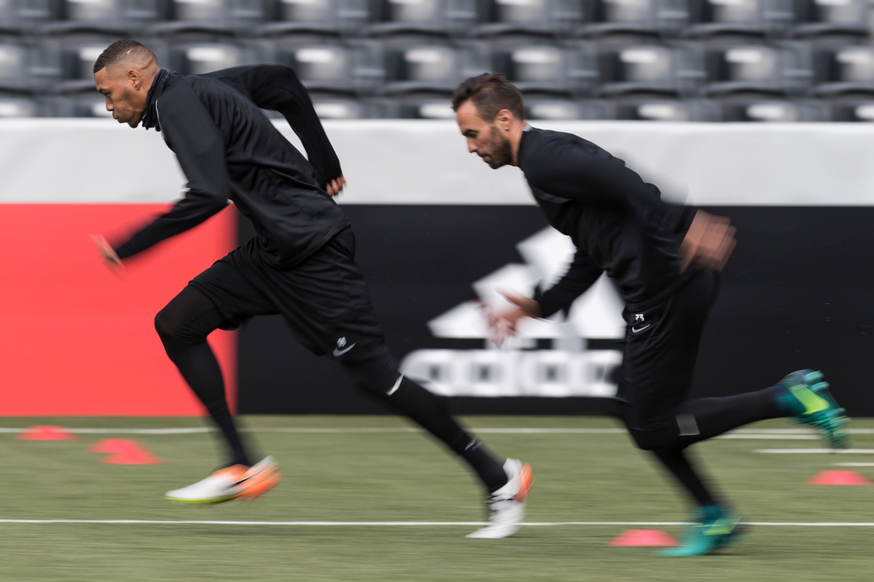 Guillaume Hoarau, left, and Scott Sutter of BSC Young Boys take a sprint during training ahead of Thursday's Europa League Group B soccer match against APOEL Nikosia, at the Stade de Suisse stadium, in Bern, Switzerland, Wednesday, October 19, 2016. (KEYSTONE/Alessandro della Valle) FUSSBALL EUROPA LEAGUE 2016/17 YB APOEL NIKOSIA