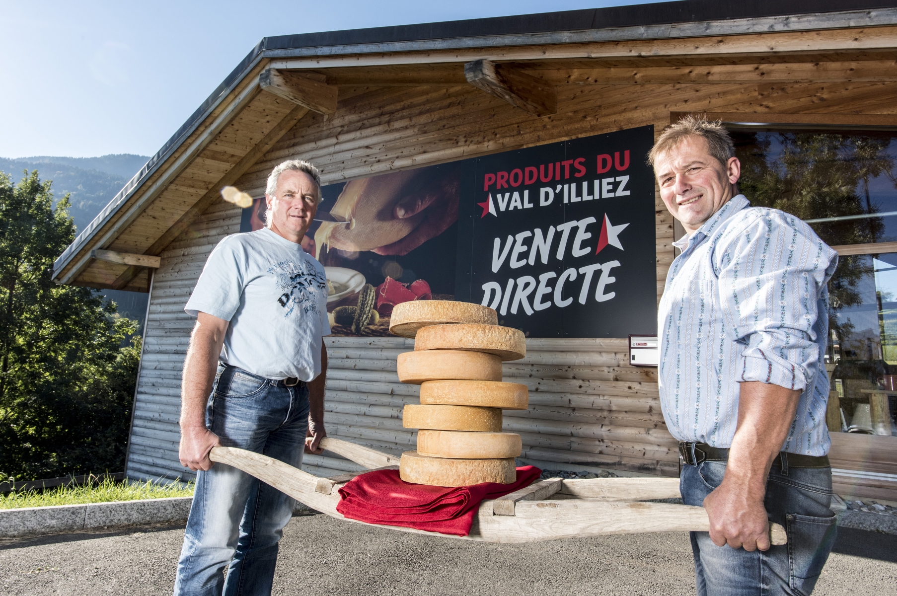 Laurent Ecoeur, président de Promovi et Jean Christe, président de la Cavagne, se rejouissent de la construction de la nouvelle cave a fromage qui vera le jour derrierre le batiment actuel.