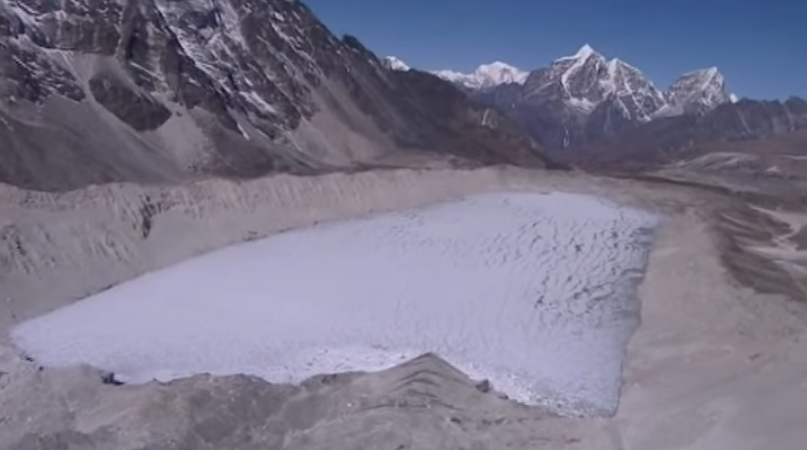Imja Tsho, situé à 5010 mètres d'altitude, à dix kilomètres au sud de l'Everest, est le lac glaciaire en voie d'expansion le plus rapide au monde.