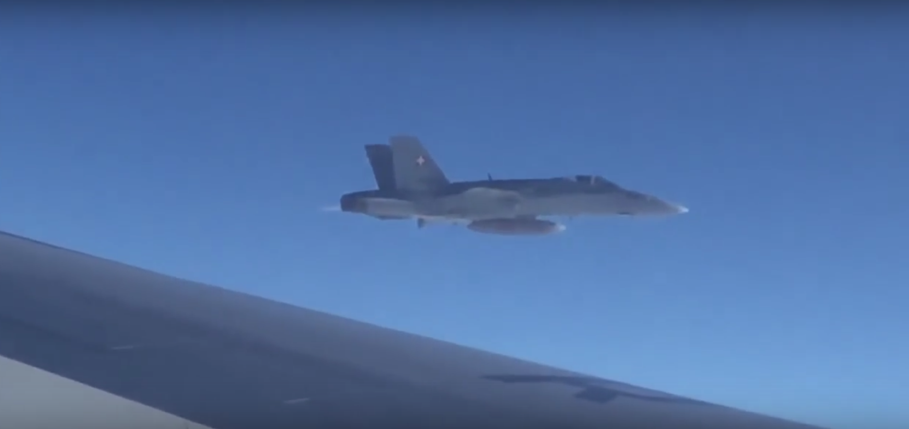 Trois F/A-18 de l'armée suisse ont escorté l'avion russe durant le survol du pays.