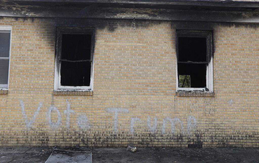 Le slogan "Votez Trump" a été bombé sur le bâtiment incendié.