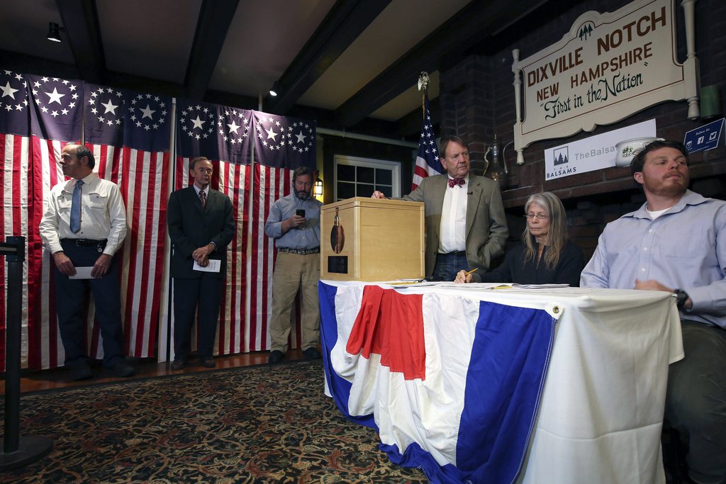 Dixville Notch, dans le New Hampshire, avait symboliquement ouvert ses bureaux de vote plus tôt.