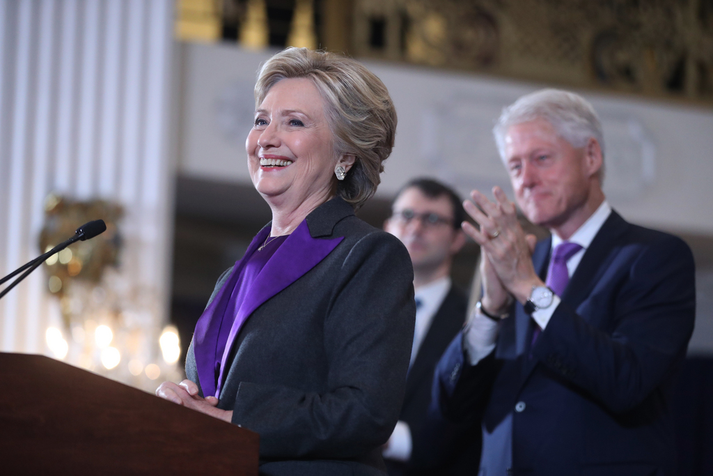 Hillary Clinton, accompagnée de Bill, a tenu un discours émouvant.