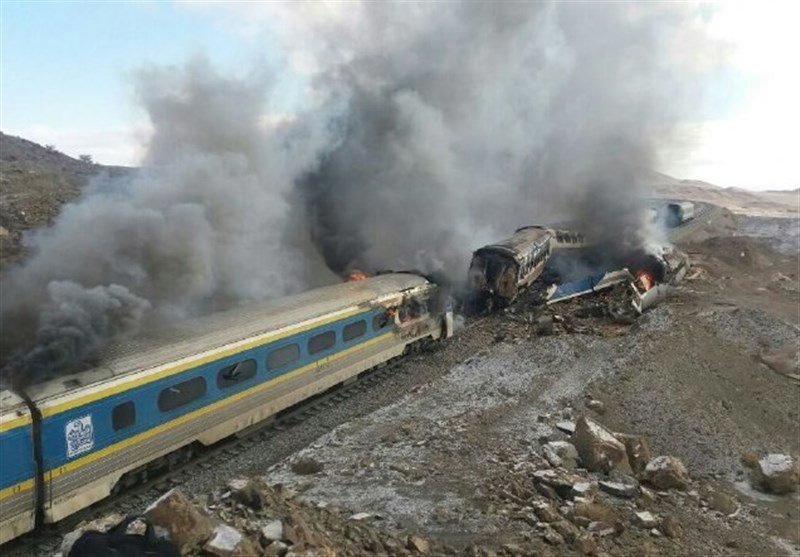Deux wagons du train Tabriz-Mashhad ont pris feu et quatre wagons de l'autre convoi ont déraillé et se sont renversés.