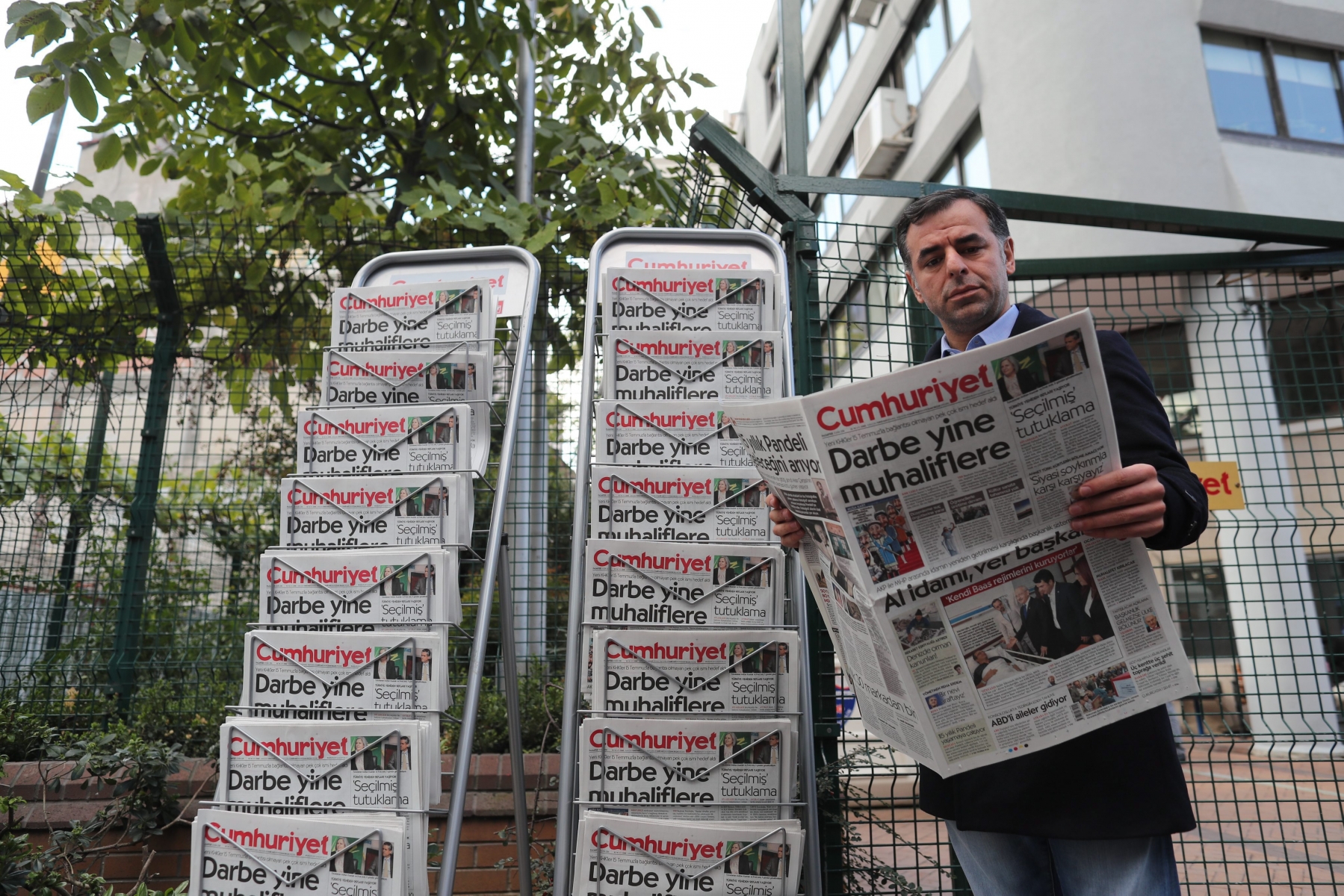epa05611061 A Turkish man reads Cumhuriyet in front the newspapers headquarter in Istanbul, Turkey 31 October 2016. Turkish police detained the editor-in-chief Murat Sabuncu, columnist Hikmet Cetinkaya of the opposition newspaper Cumhuriyet in Istanbul and 13 arrest warrants have been issued for journalists and executives during an police operation.  EPA/SEDAT SUNA TURKEY CUMHURIYET POLICE OPERATION