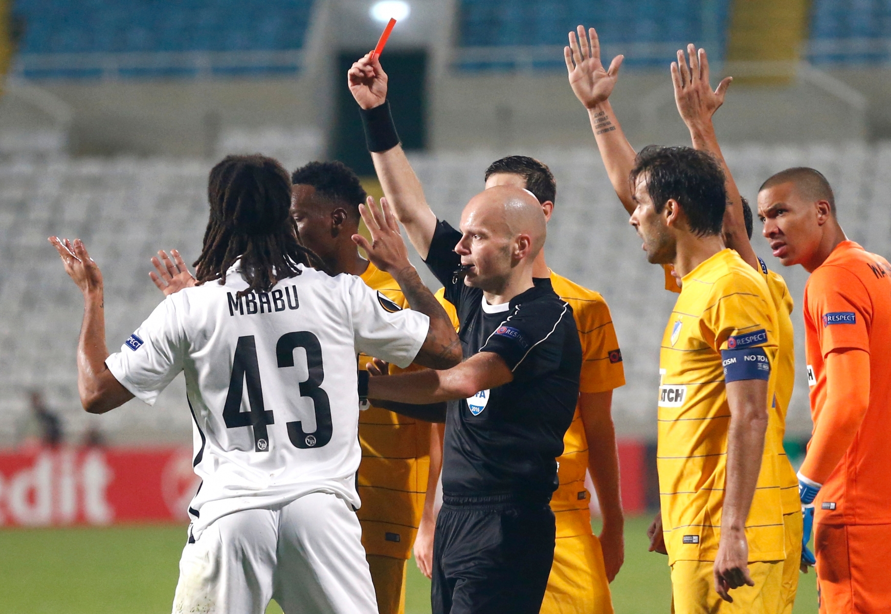 Bern's Kevin Mbabu, left, gets a red card, during the UEFA Europa League group B match between Cyprus' APOEL Nicosia and Switzerland's BSC Young Boys, at the GSP Stadium in Nicosia, Cyprus, on Thursday, November 3, 2016. (KEYSTONE/Thomas Hodel) FUSSBALL EUROPA LEAGUE 2016/17 NIKOSIA YB