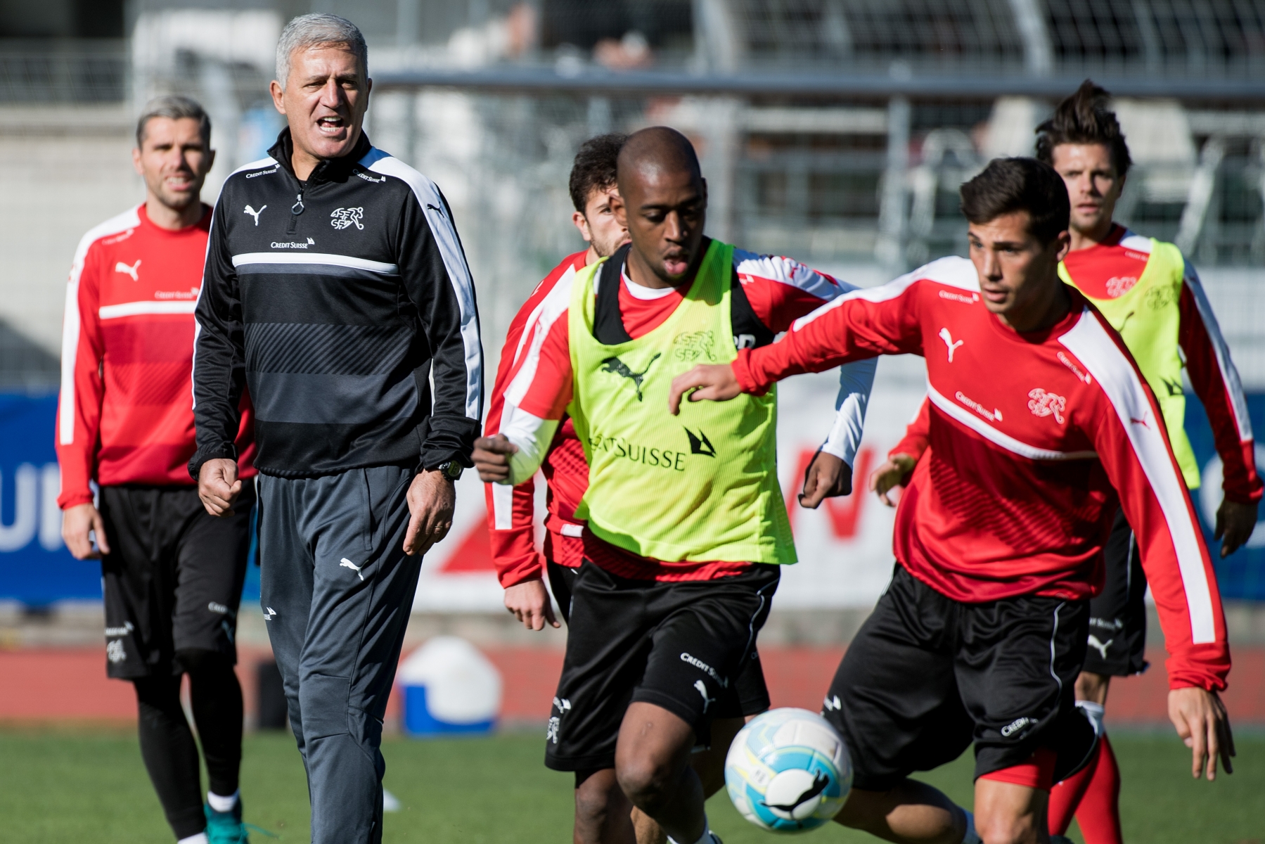 Switzerland's national soccer team with trainer Vladimir Petkovic, left, during a training session in Lugano, Switzerland, on Tuesday, November 8, 2016. Switzerland is scheduled to play a 2018 Fifa World Cup Russia group B qualification soccer match against Faroe Islands on Sunday, November 13, 2016. (KEYSTONE/Ti-Press/Gabriele Putzu) FUSSBALL WM 2018 QUALIFIKATION TEAM SCHWEIZ TRAINING