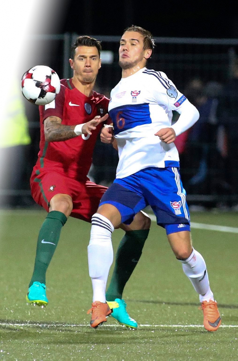 epa05580196 Portugal's Jose Fonte (L) in action against Hallur Hansson of Faroe Islands during the FIFA World Cup 2018 qualification match between Faroe Islands and Portugal at the Torsvollur stadium in Thorshavn, Faroe Islands, 10 October 2016.  EPA/JENS KRISTIAN VANG  EPA/JENS KRISTIAN VANGIles Feroe FUSSBALL WM 2018 QUALIFIKATION FRO PRT