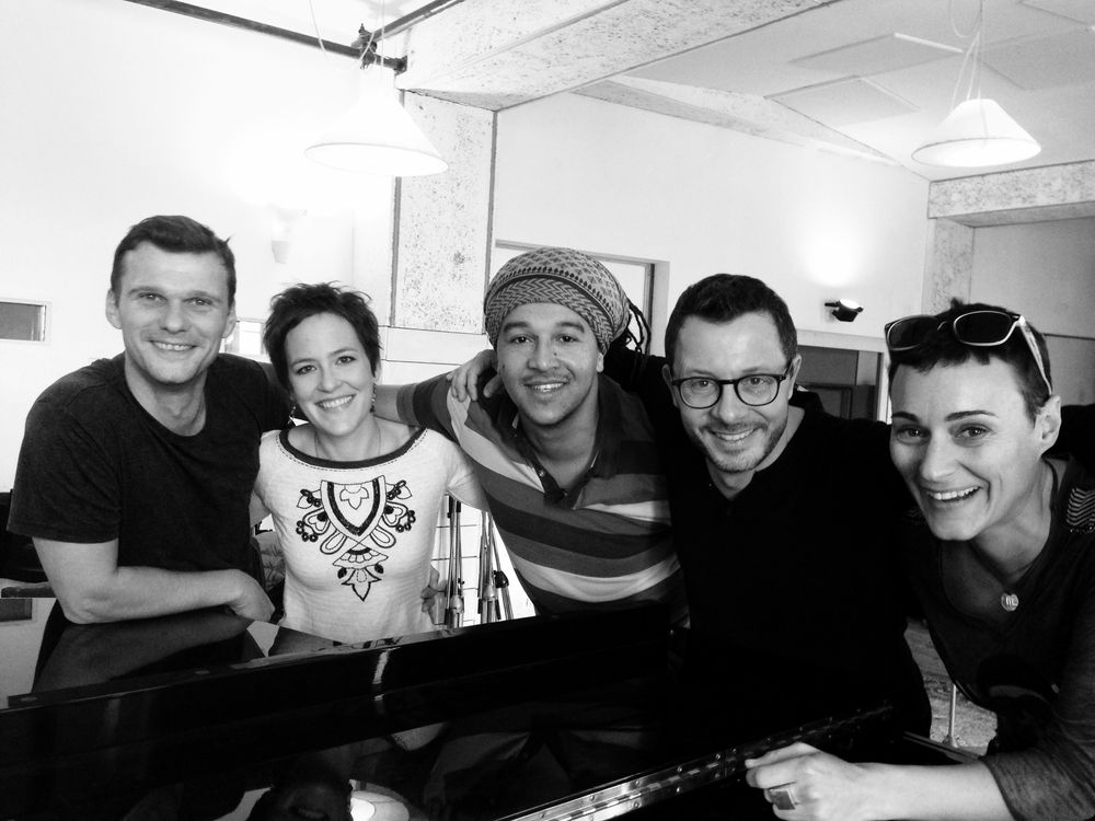 Nicolas Haut, Sylvie Bourban, Jean-Louis Droz, Yann Lambiel et Sandrine Viglino, réunis pour des solos et duos en chanson.