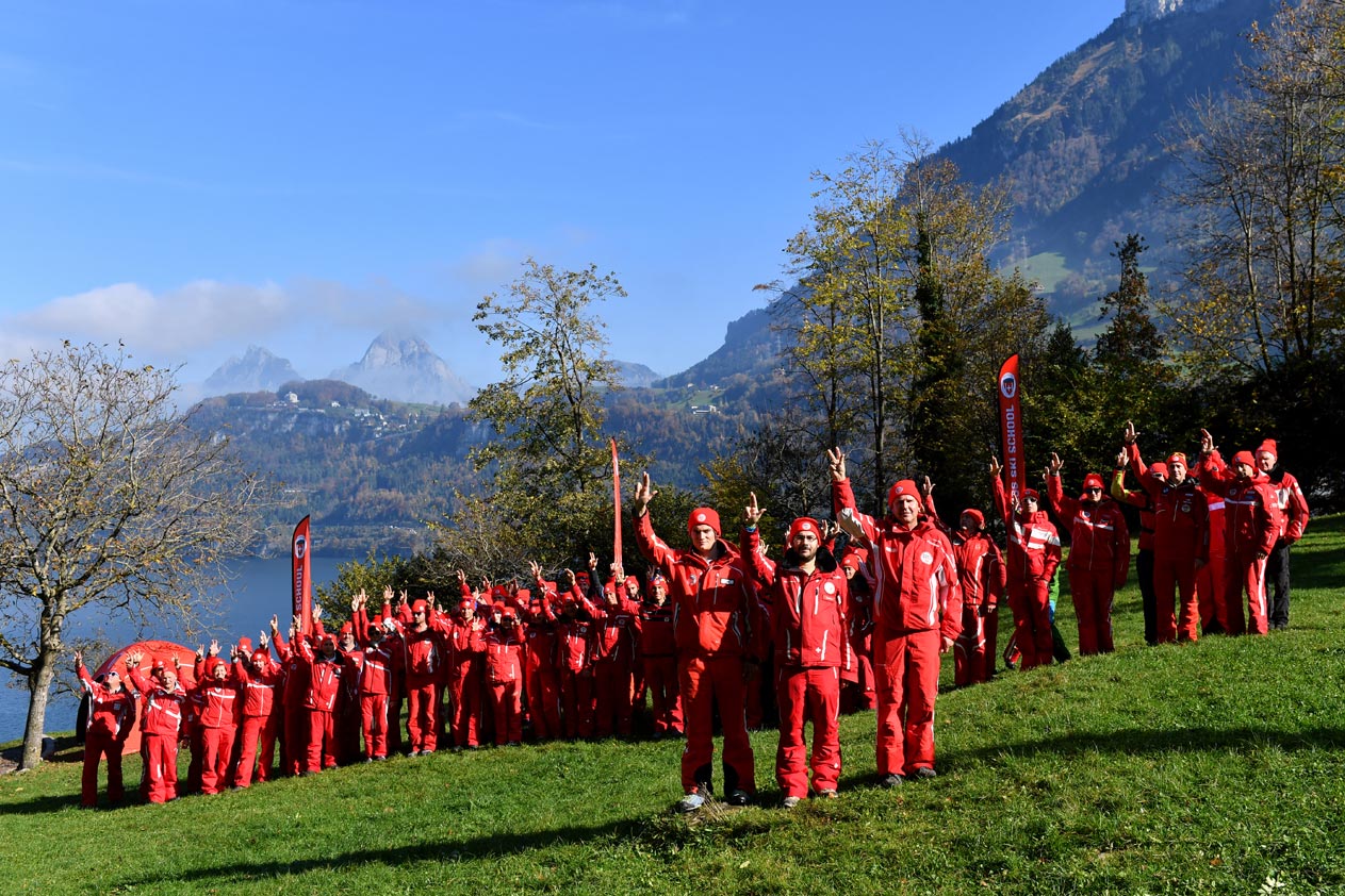 Gabriel Anthamatten, Frédéric la Sala (président de l'association valaisanne des écoles suisses de ski) et Marcel Paris, trois des représentants valaisans de l'ESS, promettent solennellement sur la prairie du Grütli.