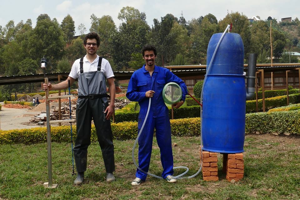 José Hoyos et Robin Mégret posent à côté de leur réalisations et instruments de mesure à Kibuyé au Rwanda