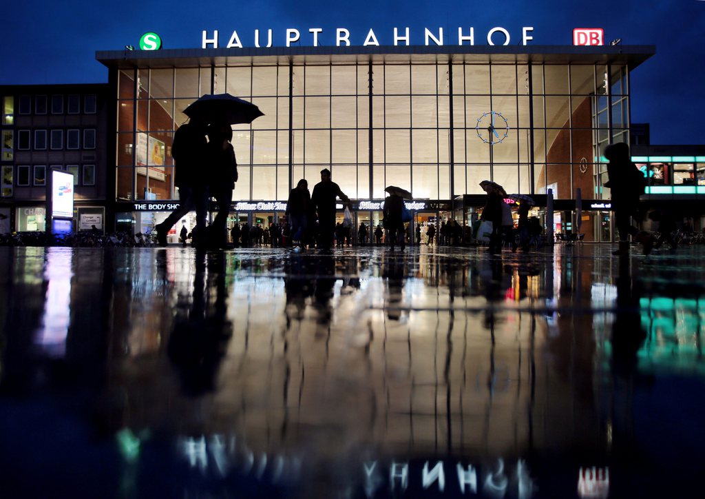 "La gare centrale de Cologne a été évacuée à la suite de la menace de la présence d'une bombe. Les trains ont été arrêtés", a indiqué ce porte-parole, indiquant que la police avait reçu "un appel" de menace vers 18H00.
