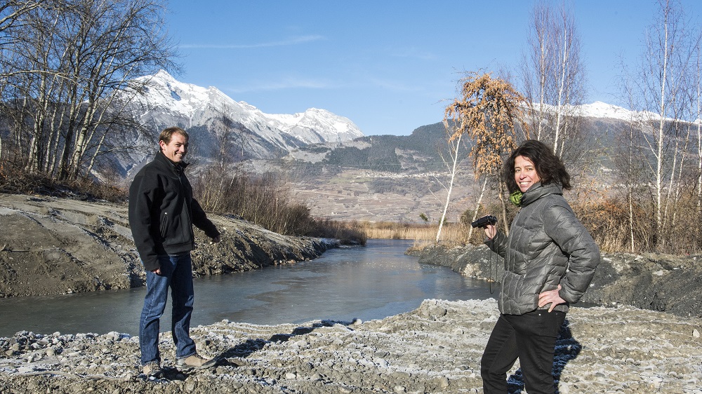 Yann Clavien, biologiste auprès du Service des forêts et du paysage de l'Etat du Valais et Marie-Thérèse Sangra du WWF sont tous deux très satisfaits du résultat de cet aménagement.