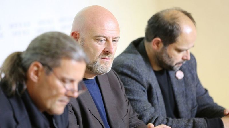 Le survivaliste Piero San Giorgio était entouré d’Oskar Freysinger et de Slobodan Despot lors de la conférence de presse de mardi qui présentait la première fiche du groupe de travail qui fait l’inventaire des risques auxquels l’Etat du Valais doit se préparer.