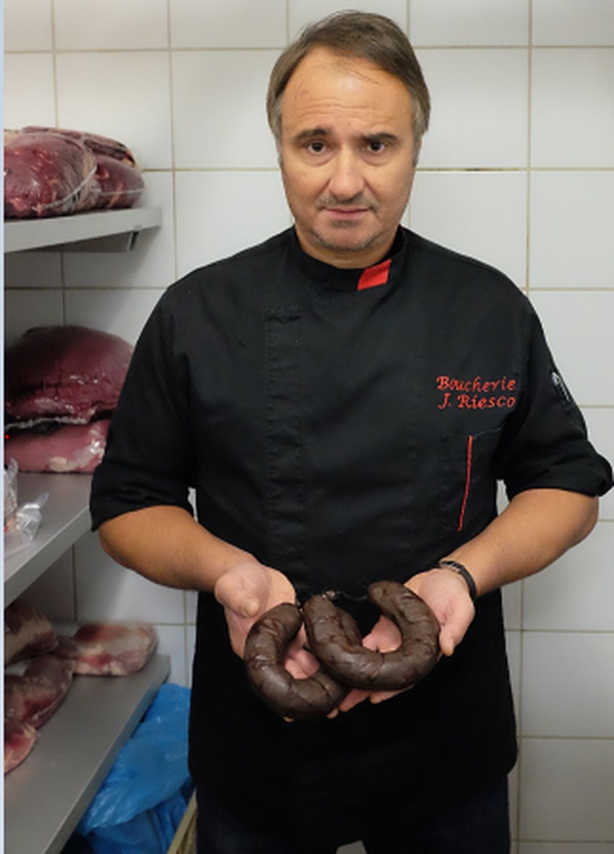 José Riesco, boucher à Martigny Bourg, fabrique des saucisses Fratze chaque hiver.