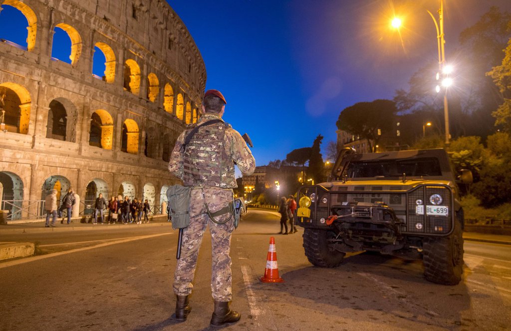 En italie, la police et l'armée sont postés devant les sites les plus touristiques comme le Colisée.