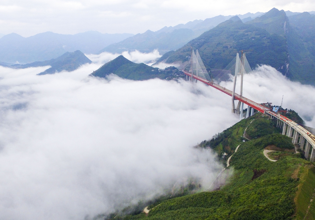 Le pont le plus haut du monde a accueilli ses premières voitures ce jeudi à Xuanwei, en Chine.