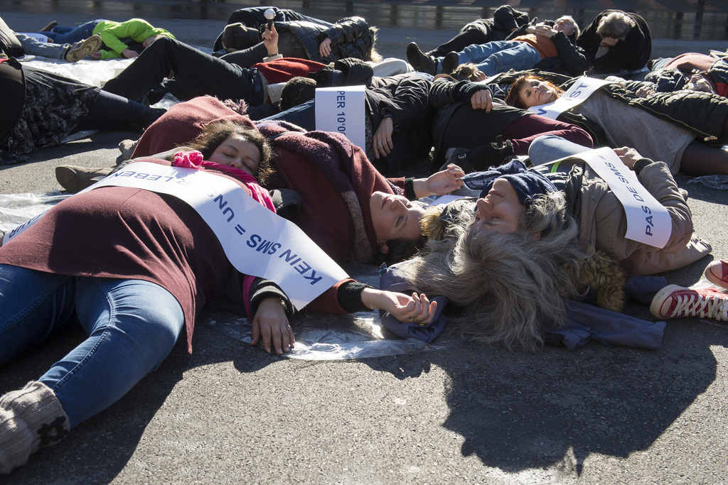 Des personnes malentendantes ont manifesté couchées au sol lors d'une action de protestation sur la place de l'Europe a Lausanne.