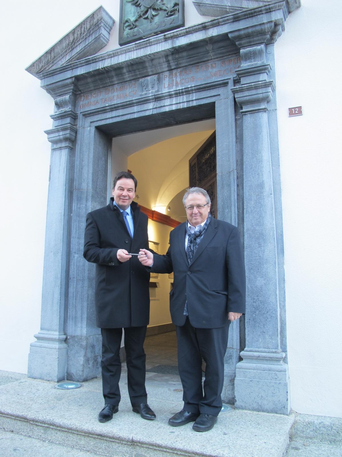 Marcel Maurer (à droite) remet  la clé de la salle du Conseil  à Philippe Varone.