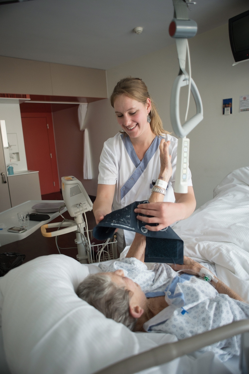 HNE: une infirmiere sur le site de l'hopital pourtales

Neuchatel, 28 10 2014
PHOTO DAVID MARCHON HOPITAL NEUCHATELOIS