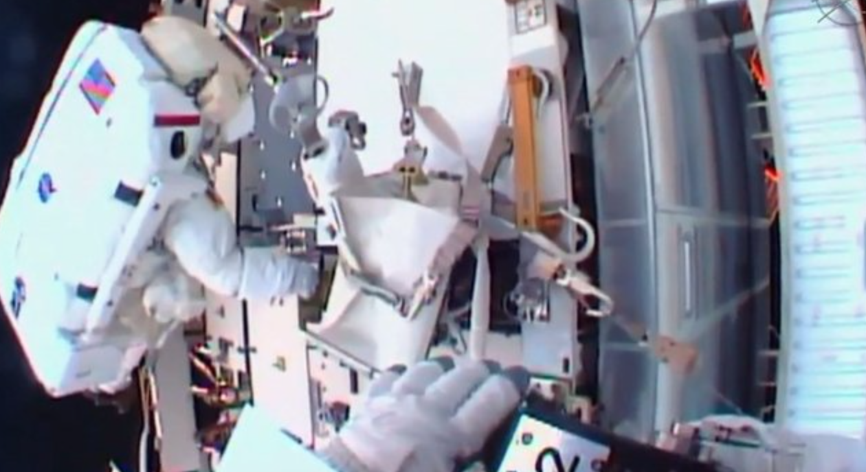 Deux astronautes de l'ISS ont réussi leur sortie dans l'espace et doivent procéder à quelques installations sur les batteries au lithium.