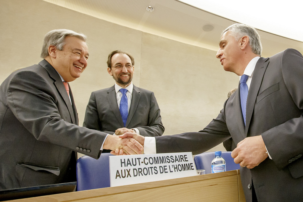 Le secrétaire général de l'ONU Antonio Guterres, à gauche, serre la main de Didier Burkhalter, sous le regard du prince jordanien Zeid Ra'ad al Hussein, Haut-Commissaire des Nations unies aux droits de l'homme.