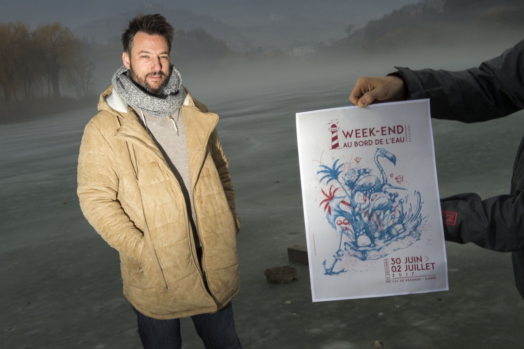 Sierre le,1 fév.2017 : Olivier Ganzer avec la nouvelle affiches du festival au bord de l'eaux . ©Sacha Bittel/Le Nouvelliste