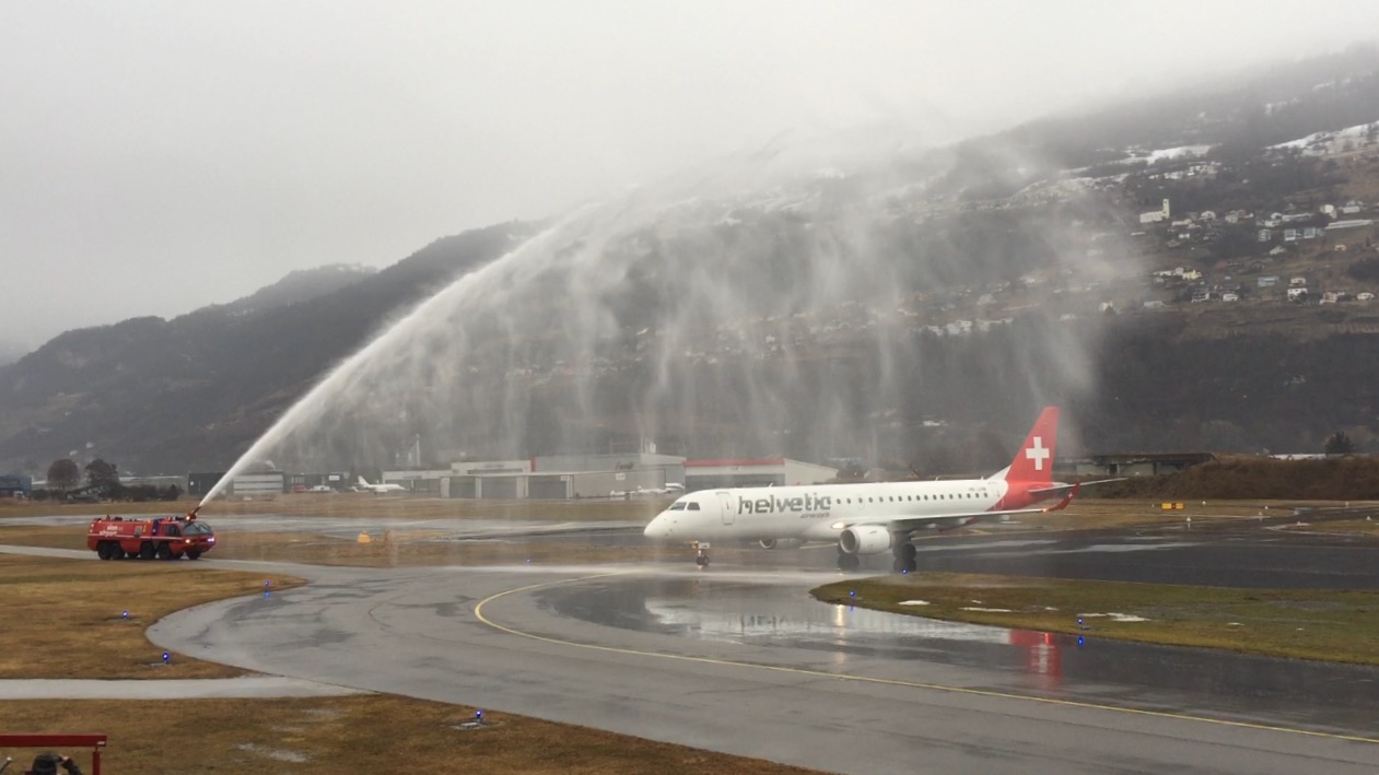 Comme le veut la tradition, l'Embraer 190 a été accueilli par les pompiers au terme de son vol inaugural.