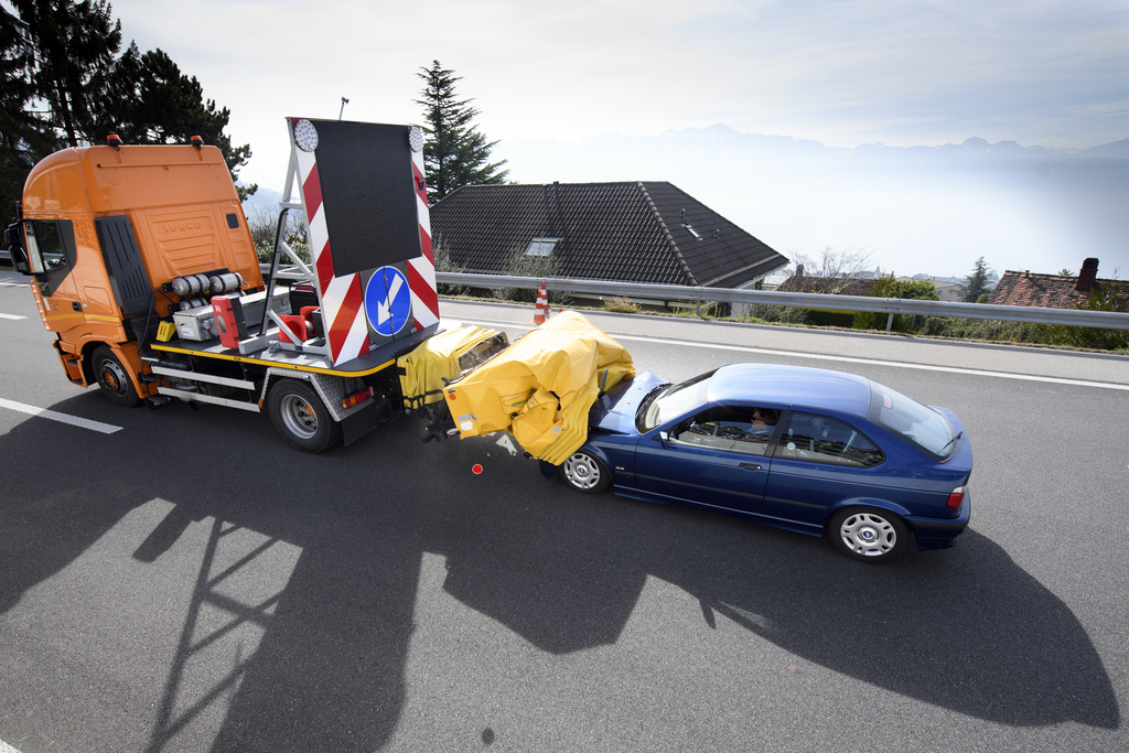 La voiture est entrée en collision à 60km/h dans le tampon d'un camion sur l'autoroute lors d'une simulation d'accident entre un véhicule et un camion-tampon à La Conversion sur la commune de Lutry.